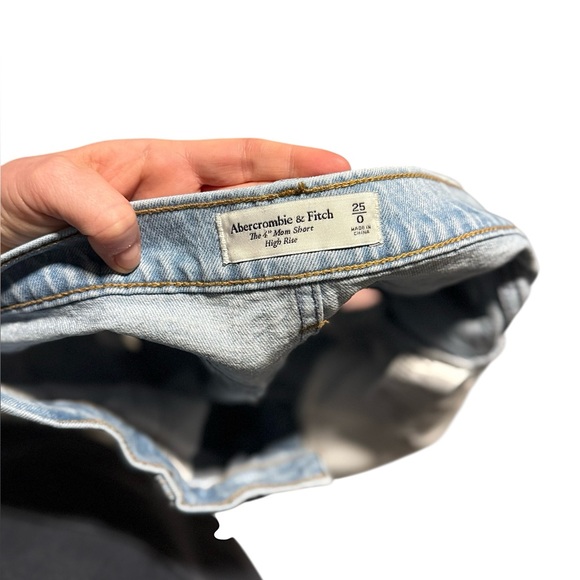 Abercrombie & Fitch The 4” Mom High Waist Light Wash Denim Short Size 25 - Picture 6 of 11